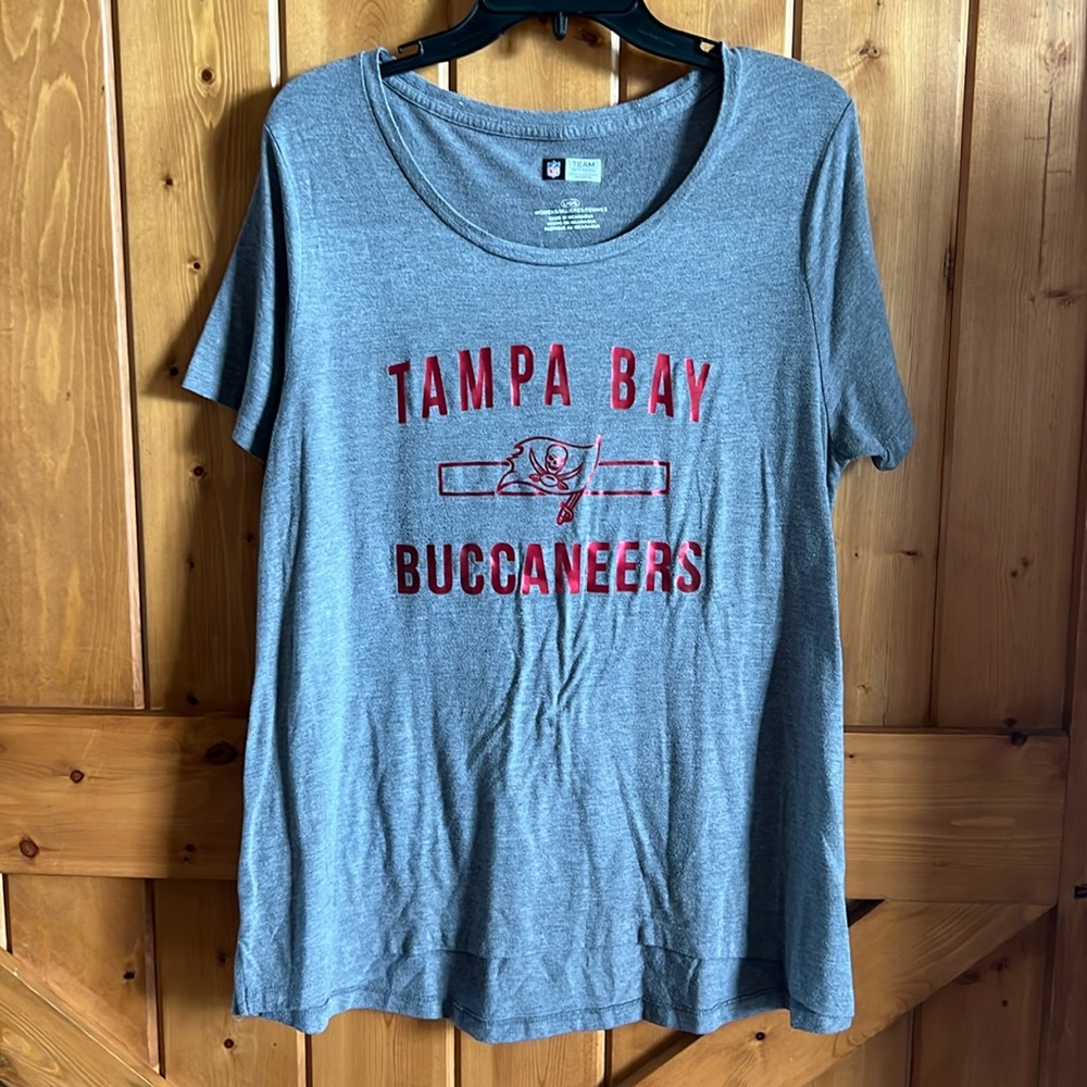Tampa Bay Buccaneers (Bucs) Shirt Women’s Size: Large